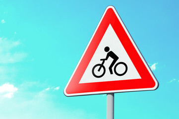 Segnale stradale triangolare di pericolo: attraversamento ciclabile.
