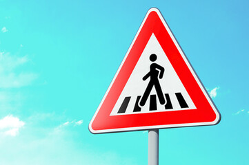 Segnale stradale triangolare di pericolo: attraversamento pedonale.