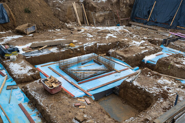 Geb&ouml;schte Baugrube