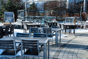 Tische und Stühle eines Restaurants im Winter