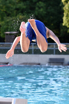 Badespa&szlig; und Springen m Freibad Laakirchen, &Ouml;sterreich, Europa - Bathing fun and jumping at the outdoor pool in Laakirchen, Austria, Europe