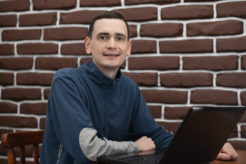 Obraz premium Shot of a young man using her laptop at home
