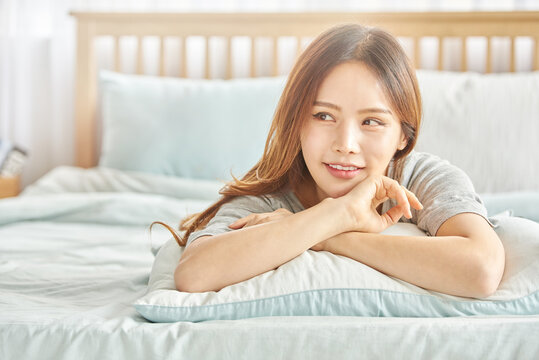동양인 한국인 여자 모델 침대에 엎드려 다양한 동작을 표현 