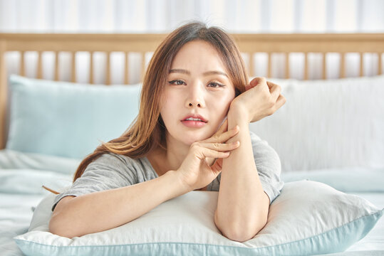 동양인 한국인 여자 모델 침대에 엎드려 다양한 동작을 표현 