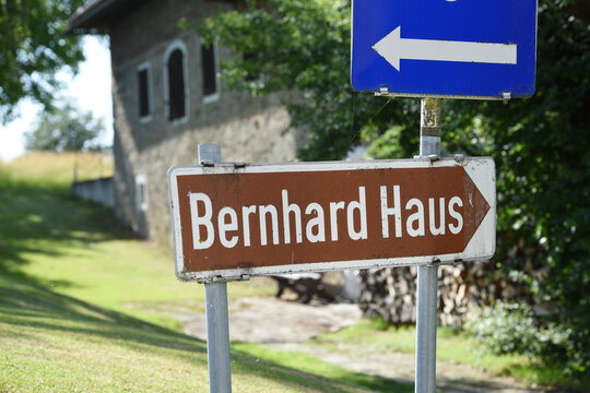 Das Haus des weltber&uuml;hmten Schriftstellers Thomas Bernhard in Ohlsdorf, &Ouml;sterreich - The house of the world famous writer Thomas Bernhard in Ohlsdorf, Austria