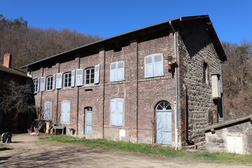 Ancienne usine de production de faux et de faucilles, vue de l'extérieur, ville de Pont Salomon, département de la Haute Loire, France