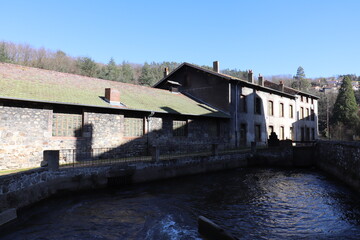 Ancienne usine de production de faux et de faucilles, vue de l'extérieur, ville de Pont Salomon,...