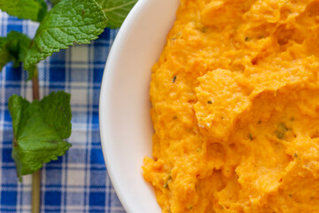 Sweet, mashed potatoes with mint 
