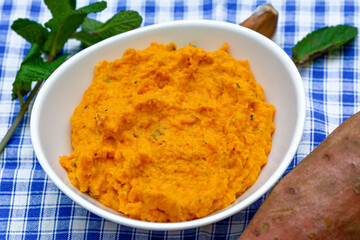 Sweet, mashed potatoes with mint 