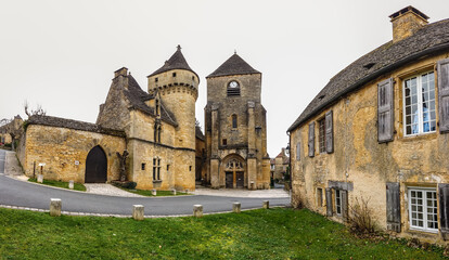 Fototapeta na wymiar Saint Geniès (Dordogne, France) - Vue panoramique du vieux château et de l'église Notre-Dame de l'Assomption