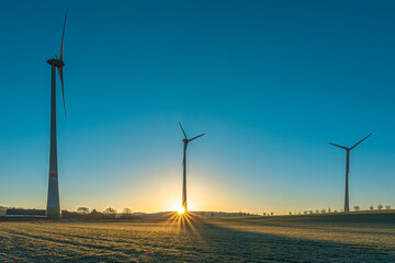Obraz premium Sonnenaufgang am Windpark