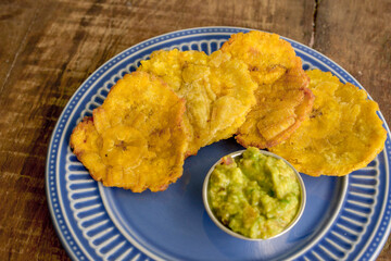 Patacon con Guacamole