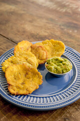 Patacon con Guacamole