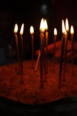 świeczki na torcie urodzinowym radość
