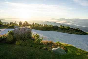 Bergpanorama Sonnenaufgang mit Zen Garten im Vordergrund 