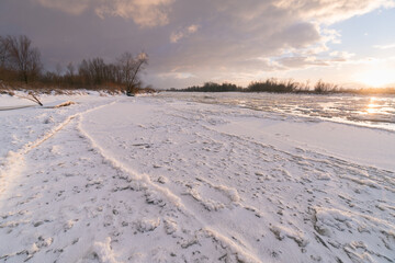 Fototapeta na wymiar Frozen Vistula river in Poland.