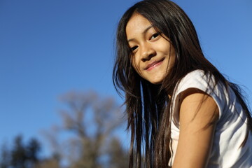 Jolie jeune fille asiatique regarde de profil