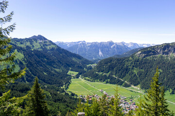 Blick vom Gimpelhaus in die Alpen im Tannheimer Tal
