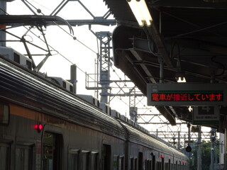 駅に止まる日本の電車