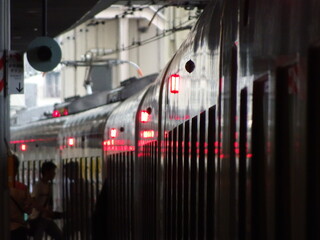 プラットホームで出発を待つ電車