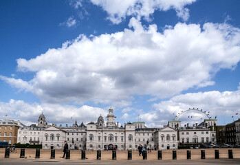 Obraz premium The Whitehall building in London under a blue summer sky.