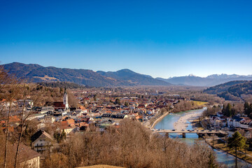 Blick vom Kalvarienberg über Bad Tölz mit den Alpen im Hintergrund