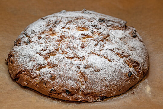 Gebackener Quarkstollen auf Backpapier