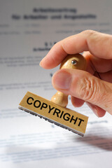 copyright gedruckt auf Holzstempel