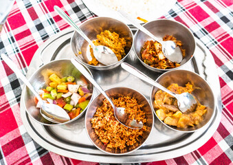 Ryż i curry, kurczak i warzywa tradycyjne danie kuchni Sri Lanki i Indii podane w restauracji. - obrazy, fototapety, plakaty