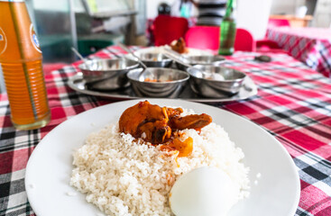 Ryż i curry, kurczak i warzywa tradycyjne danie kuchni Sri Lanki i Indii podane w restauracji.