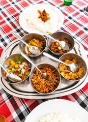 Ryż i curry, kurczak i warzywa tradycyjne danie kuchni Sri Lanki i Indii podane w restauracji.