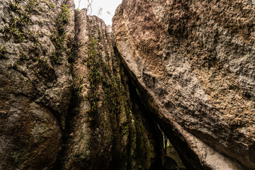 Kamienna szara tekstura, piękne naturalne tło skalne.