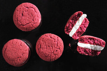 Red velvet whoopie pies © Sasajo