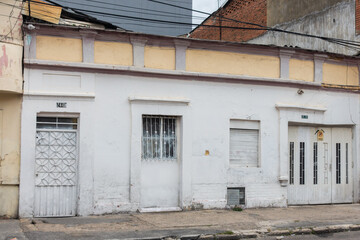Fototapeta na wymiar maison typique du quartier de Palermo dans la localité de Teusaquillo, Bogota, Colombie