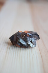 Quartz enfumé et géologie. Pointe de quartz. Minéraux et collection.