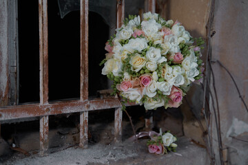 Fototapeta na wymiar bouquet of white roses on the background of an old vintage window
