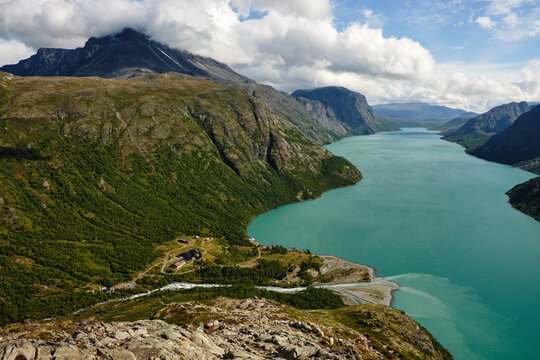 Memurubu am gletscherblauen Gjende-See zwischen den Bergmassiven des Jotunheimen-Nationalparks
