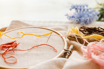 刺繍　枠と刺繍針と糸