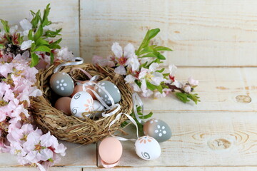Uova di Pasqua con ramoscelli di fiori di mandorlo