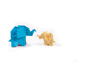 Elefante origami en fondo blanco © Alejandro
