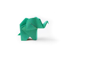 Elefante origami en fondo blanco