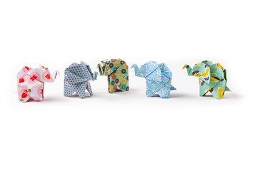 Elefante origami en fondo blanco © Alejandro
