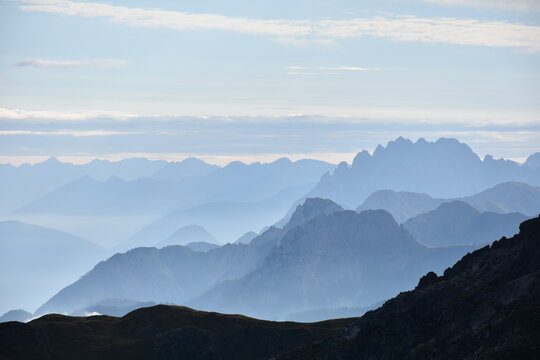 Ebenen, Horizonte und Silouetten der Berge