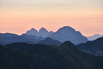 Ebenen, Horizonte und Silouetten der Berge