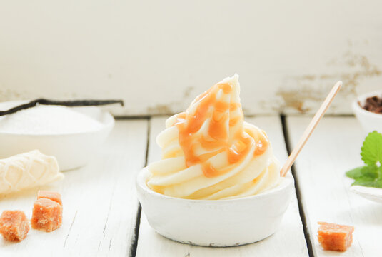 Softeis Vanilleeis Eis Karamell Karamellsauce Sauce Frozen Joghurt Becher Eisbecher