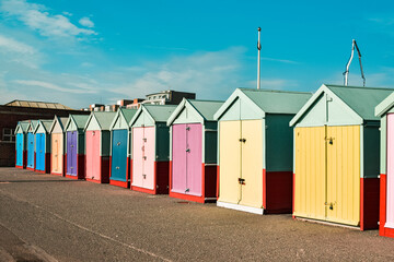 Casetas de colores vivos en el paseo marítimo de Brighton, Reino Unido