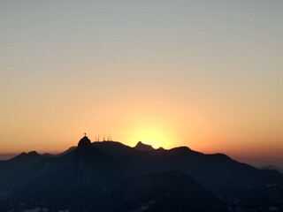 Pôr do sol na cidade do Rio de Janeiro
