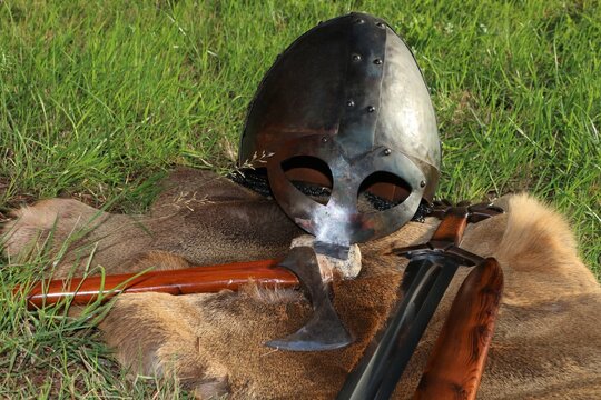 Wikinger Helm, Schwert, Axt,  Waffen