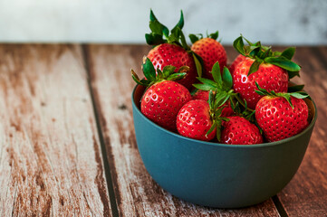 Fresh fruit that lies decoratively in the sunlight on a wooden table.