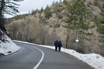 Obraz premium the couple walks the road in winter